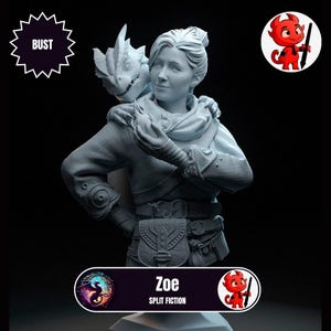 Puede incluir: Busto gris de una mujer con un dragón en el hombro. El busto tiene la palabra "BUST" en forma de estrella. El busto está etiquetado como "Zoe" y "Split Fiction" en una pancarta en la parte inferior. Hay dos logotipos de diablo de dibujos animados.