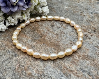 Peach Freshwater Pearl Bracelet 6-7mm - Elegant Beaded Stretch Bracelet