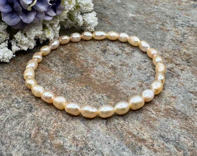 Peach Freshwater Pearl Bracelet 6-7mm - Elegant Beaded Stretch Bracelet
