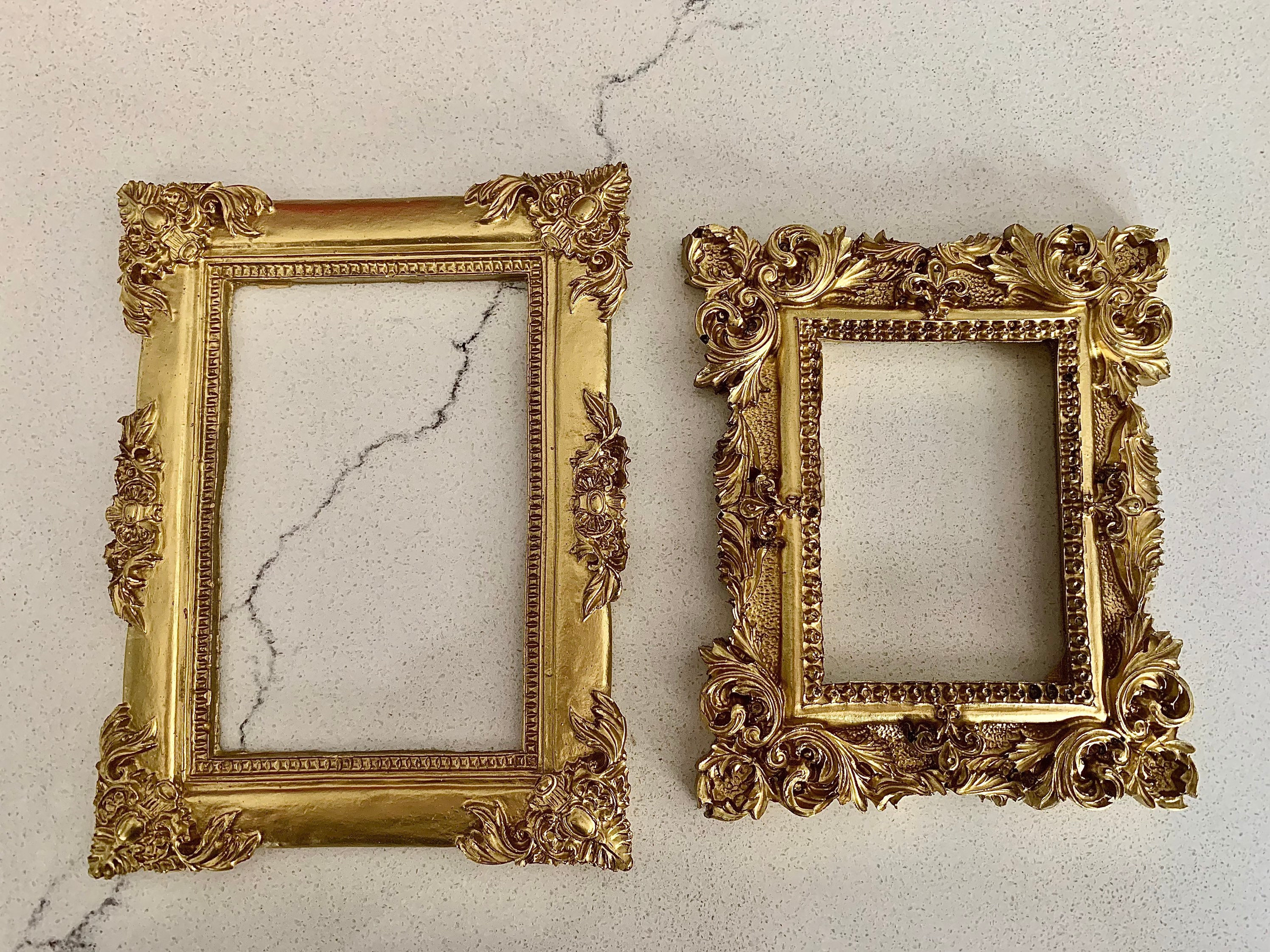 Beschreibung lesen. Handgemachter Satz von 2 Gold verzierten Harzrahmen