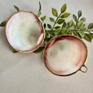 Lees de beschrijving. Handgemaakte clam trinket/ring/sieradendoos. Bruiloft fotografie styling plat lay home decor geschenken wit roze goud sierlijk afbeelding 2