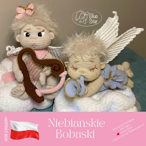 Puede incluir: Dos muñecas de ángel hechas a mano con ganchillo. Una muñeca sostiene un arpa marrón con adornos dorados, y la otra toca una trompeta azul con adornos dorados. Ambas muñecas tienen alas blancas, pelo claro y visten colores pastel. La imagen incluye el texto "Niebieskie Bobaski".