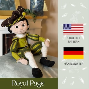 Könnte beinhalten: Gehäkelte Puppe eines königlichen Pagen, gekleidet in einem grün-goldenen Outfit mit Federhut. Die Puppe sitzt auf einem blauen Kissen. Das Bild enthält den Text "Royal Page" und "HÄKELMUSTER".