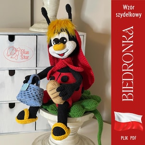 Può includere: Una tazza di ceramica bianca con manico nero e la scritta "But First, Coffee" in stile scritto a mano. La tazza è su una superficie bianca. La tazza è alta circa 10 cm.