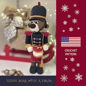 Może przedstawiać: Wzór na szydełku na misia ubranego w bęben. Miś nosi niebieski i złoty mundur z czerwonym i złotym bębnem. Wzór jest dostępny do pobrania. CROCHET PATTERN.