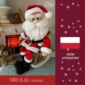 Puede incluir: Muñeco de Papá Noel tejido a ganchillo, con traje rojo y ribetes blancos, y gorro a juego, sentado en una mecedora de madera. El muñeco tiene una larga barba blanca. La imagen incluye el texto "MIKOŁAJ Z KSIĄŻKĄ" y "WZÓR SZYDEŁKOWY".