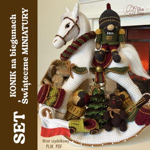 Pode incluir: Um cavalo de balanço de crochê branco com uma crina longa, carregando uma pequena boneca quebra-nozes nas costas. O conjunto inclui um urso de pelúcia marrom escuro, uma árvore de Natal verde, um tambor e um carro pequeno de crochê.