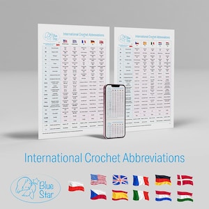 Può includere: Due fogli bianchi con il testo "International Crochet Abbreviations" e uno smartphone che mostra informazioni simili. I fogli hanno una tabella di abbreviazioni all'uncinetto con bandiere.