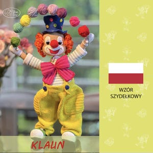 Op de afbeelding: Een gehaakte clownpop met een rode neus, een roze strik en een gele overall. De clown jongleert met kleurrijke ballen. De afbeelding bevat ook de tekst "Wzor Szydelkowy" en "Klaun".