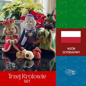Puede incluir: Conjunto de Reyes Magos de ganchillo, con detalles en los rostros, coronas y túnicas. El conjunto incluye tres figuras en rojo, azul y verde, junto con pequeños regalos de ganchillo. El texto "Trzej Królowie SET" está en la parte inferior.