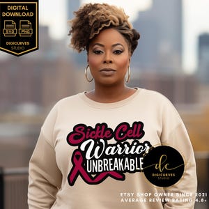 以下が含まれることがあります： ベージュのトレーナーを着た女性。トレーナーには「Sickle Cell Warrior Unbreakable」という黒い文字と赤い文字が書かれており、赤いリボンで囲まれています。女性は街並みを背景に立っています。