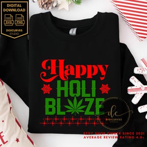 Könnte beinhalten: Schwarzer Pullover mit einer roten und grünen Grafik, auf der "Happy Holi Blaze" mit einem Marihuana-Blatt-Design steht. Der Text ist von einem roten und weißen Schneeflockenmuster umgeben.