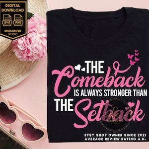 Könnte beinhalten: Schwarzes T-Shirt mit pinkfarbenem Text, der "The Comeback is Always Stronger Than The Setback" lautet. Der Text ist in fetter, kursiv geschriebener Schrift. In der oberen rechten Ecke des Shirts befinden sich rosa Schmetterlinge.