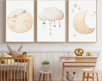 Puede incluir: Tres impresiones de acuarela que representan una luna con estrellas, una nube con un arcoíris colgante y estrellas, y una luna creciente con estrellas. Las impresiones están enmarcadas en un marco de madera clara y se muestran en una pared blanca.