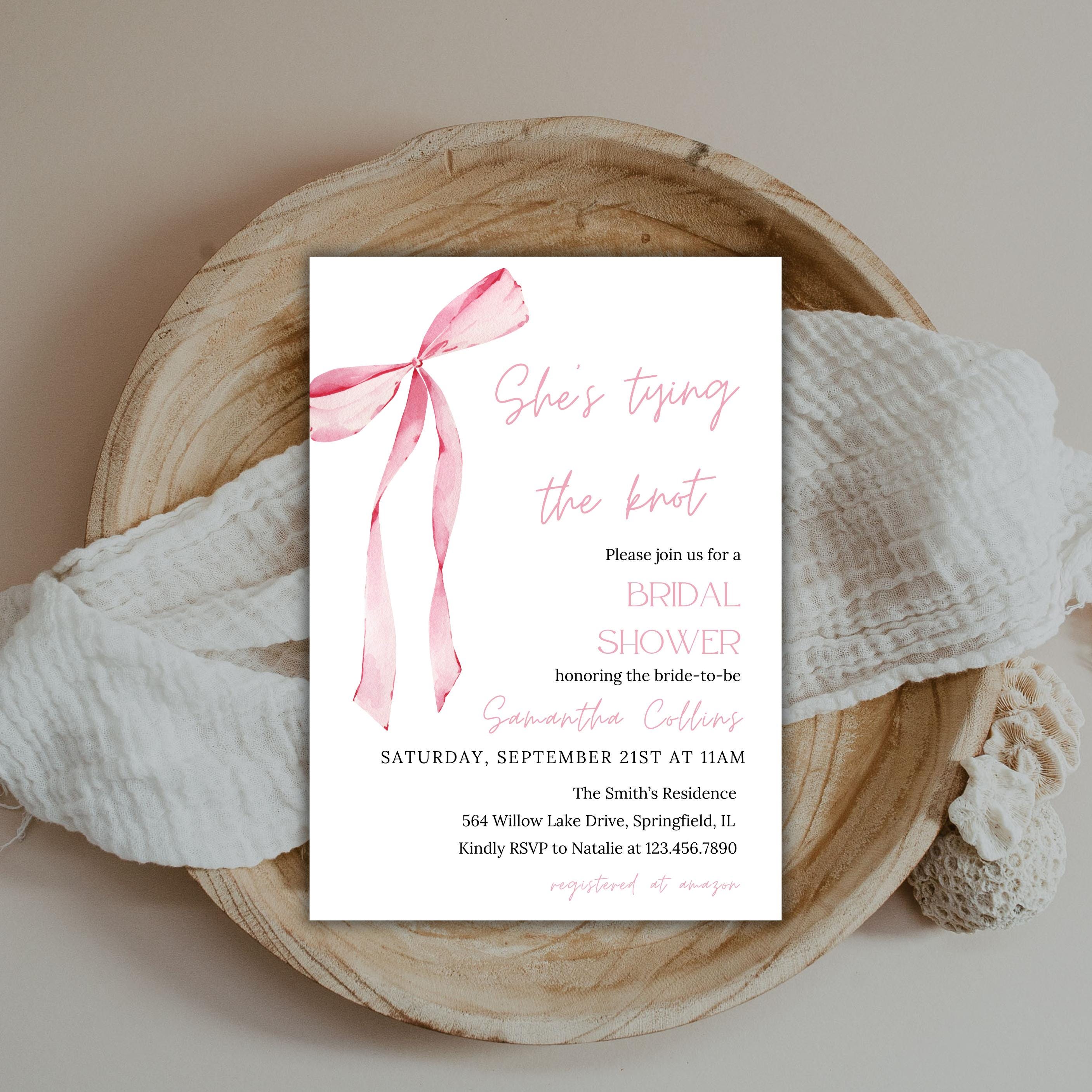 Modello di invito per addio al nubilato She's Tying the Knot, invito per addio al nubilato con fiocco rosa Coquette, invito per addio al nubilato con fiocco rosa Coquette modificabile