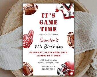 Peut inclure: Invitation d'anniversaire sur le thème du football avec le texte "IT'S GAME TIME" en bordeaux. L'invitation comprend des illustrations de ballons de football, d'un casque et d'un maillot. Annonce le 7e anniversaire de Camden le 20 septembre.