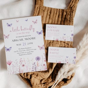 Suite d'Invitation Un petit papillon est sur le chemin, invitation rose de baby shower, suite de baby shower floral lunatique, invitation de baby shower de fille