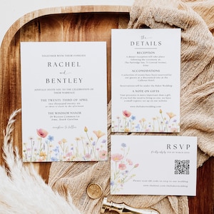 Può includere: Invito di nozze con design floreale. L'invito include i nomi di Rachel e Bentley, i dettagli dell'evento e un biglietto di RSVP con codice QR. Il set è presentato su un vassoio di legno.