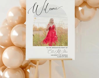 Könnte beinhalten: Willkommensschild mit einem Foto einer Absolventin in einem roten Kleid, dem Text "Willkommen zur Abschlussfeier von Ella Kate Johnson, University of Georgia, Klasse von 20XX".