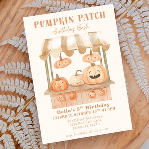 Pode incluir: Um convite com tema de outono com o texto "PUMPKIN PATCH Birthday Bash". O convite apresenta uma ilustração em aquarela de uma banca de abóboras com abóboras sorrindo. O convite é para o 5º aniversário de Bella.