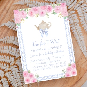 以下が含まれることがあります： 「tea for TWO」の文字とイベント詳細が書かれた、花の招待状。水彩画のティーポット、ピンクのバラ、青いレースの縁取りが特徴で、誕生日のパーティーに最適です。