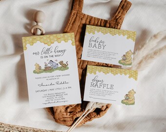 Pode incluir: Um convite para um chá de bebê com tema Winnie the Pooh com um fundo de padrão de favo de mel. O convite diz "Nosso pequeno mel está a caminho" e inclui detalhes para um chá de bebê em homenagem a Amanda Riddle. Há também dois cartões adicionais para uma rifa de fraldas e um registro de presentes para bebês.