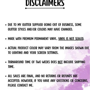 Puede incluir: Un fondo blanco con la palabra "DISCLAIMERS" en escritura negra. El texto enumera avisos importantes sobre el producto, incluidos los cambios en los estilos de purpurina, el material de vinilo, las variaciones de color y las pol&iacute;ticas de venta.