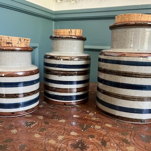 Set vintage di barattoli in ceramica Asahi, Giappone, a righe blu e marroni, in gres, con coperchio in sughero, ideali per la cucina.