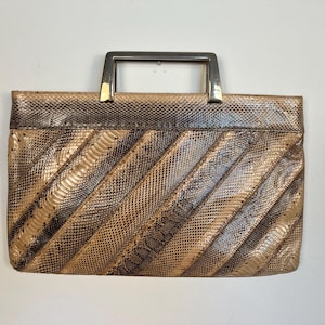 Cartera de mano vintage de piel de serpiente Varon con doble asa en la parte superior y parches, años 70