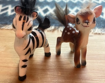 Figuras vintage de cerámica de ciervo y cebra con pelo.