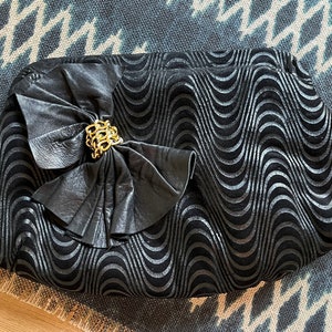 Bolso bandolera de piel negra con lazo Opulent Containers de los años 80