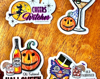 Può includere: Quattro adesivi a tema Halloween che raffigurano una strega che vola su una scopa, una zucca con un bicchiere di martini, una zucca con una bottiglia di brandy e un bicchiere di old fashioned, e un gatto con un cappello a cilindro e un papillon con un bicchiere di old fashioned. Ogni adesivo ha il testo "Old Fashioned Halloween" e "Pink Squirrel Studios".
