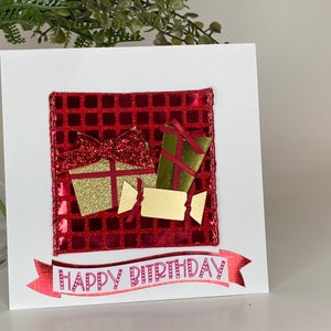 Joyeux anniversaire en rouge et or. Carte de voeux. Blanc à l'intérieur. PRÊT À L'EXPÉDITION !