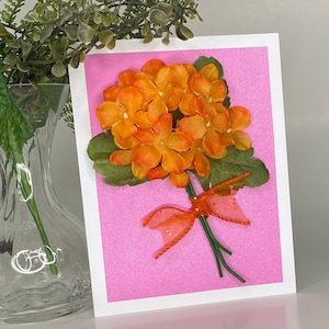 Bouquet floral orange sur carte vierge rose. Parfait pour des célébrations comme un anniversaire, une promotion, une nouvelle maison.  Emballé et prêt à être expédié.