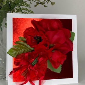 Carte de voeux riche bouquet floral ROUGE. Saint-Valentin, anniversaire d'amour personnifié. Videz l'intérieur pour vos voeux. Emballé et prêt à être expédié.