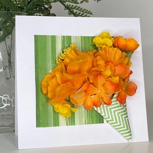 Bouquet floral orange parfait pour les voeux d'anniversaire.  Blanc à l'intérieur.  Emballé et prêt à être expédié