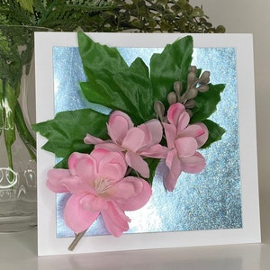 Delphinium rose sur fond bleu.  Joyeux anniversaire bébé de juillet ! Blanc à l'intérieur pour votre message spécial.  Emballé et prêt à être expédié