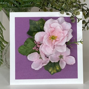 Carte de voeux bouquet de fleurs roses pour la fête des mères, un anniversaire ou tout simplement parce que ! Blanc à l'intérieur pour votre message spécial. Emballé. PRÊT à être expédié