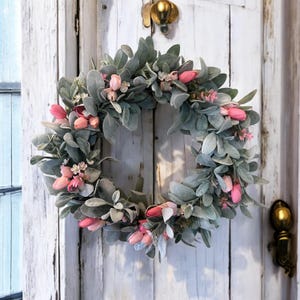 Wianek z uszami jagnięcia z różowymi kwiatami, wiosenna dekoracja drzwi wejściowych, wianek z uszami jagnięcia w kształcie tulipana, dekoracja ganku, dekoracja sypialni z różowymi akcentami