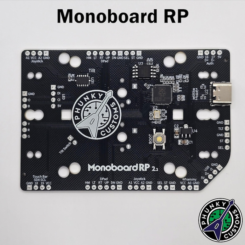 Puede incluir: Una placa de circuito impreso negra con el texto "Monoboard RP 2.2" impreso en ella. La placa tiene una variedad de componentes, incluyendo un joystick, botones y un puerto USB. La placa est&aacute; etiquetada con el texto "Phunky Customs".
