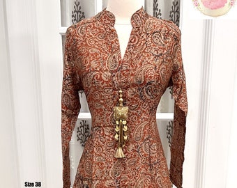 Kalamkari Kurta mit langem Innenkleid aus reiner Baumwolle für einen eleganten Look in diesem Sommerkleid und sehr weich und luftig im Griff