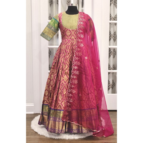 Belle robe Anarkali en soie Banarasi, modèle une pièce, longue robe longue pour les filles, longue robe traditionnelle Sungudi sans ceinture