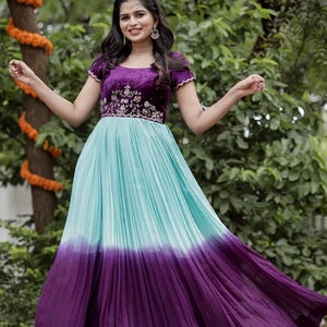 Neu aufgefüllt dieses atemberaubende Anarkali Lange Kleid mit aufwendiger Handarbeit an Passe in Lila Farbe Samt und Georgette Partywear Kleid XXL