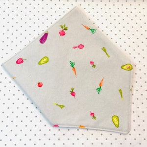 Bandana vegetariana para bebé