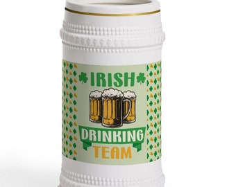 聖パトリックデーのグリーンビールやその他の飲み物のためのアイルランド飲酒チームのスタインマグ