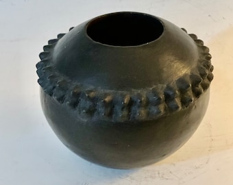 トゥンビ・ナラによる現代ズールー陶器
