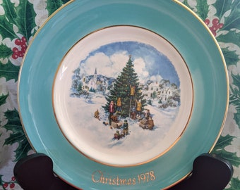 Avon’s 1978 6th Edition of Christmas Plate Series “Trimming the Tree” by Enoch Wedgwood (Tunstall) England 9” plate