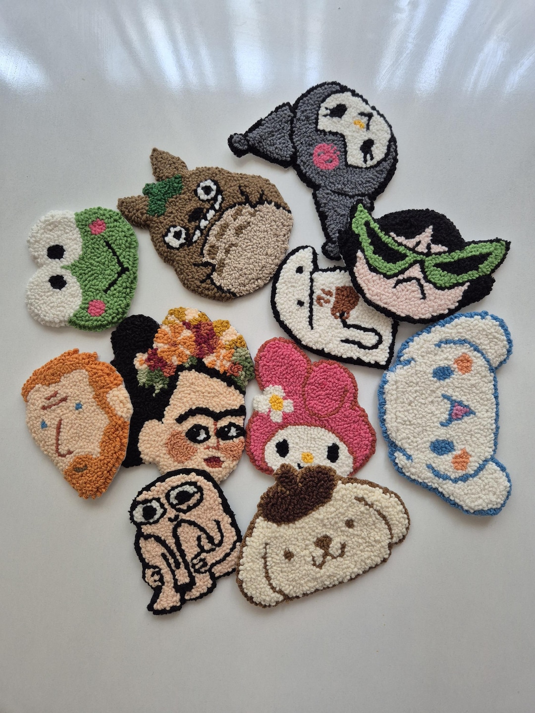 パンチニードルコースター：カラフルな漫画キャラクターのマグカップ