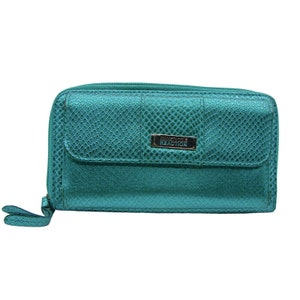 Cartera Kenneth Cole Reaction con cierre de cremallera y efecto serpiente en color verde azulado metálico y brillante de 8 x 4 pulgadas