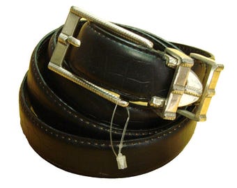 Cinturón de vestir para hombre, talla 42, de cuero italiano repujado negro importado con hebilla plateada ornamentada.